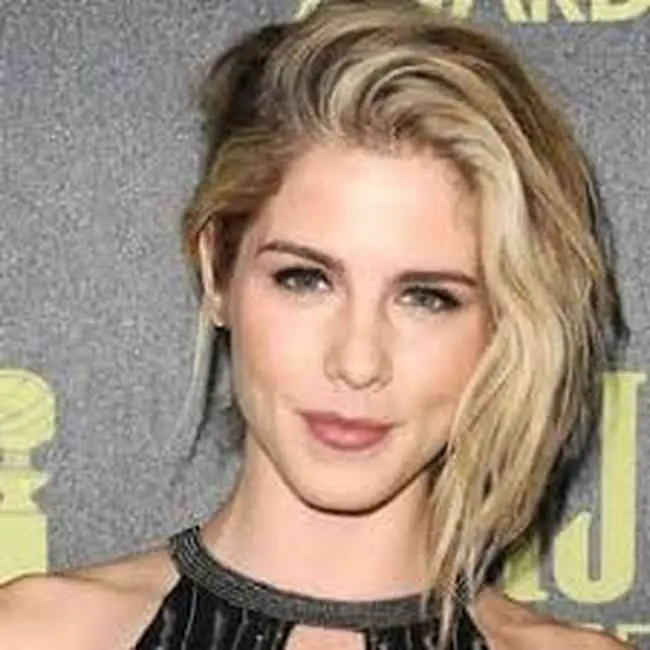 Emily Bett Rickards Age, Net Worth, Height, Affair, Career, and More