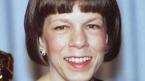 Linda Hunt Age, Net Worth, Height, Affair, Career, and More