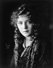 Mary Pickford Age, Net Worth, Height, Affair, and More